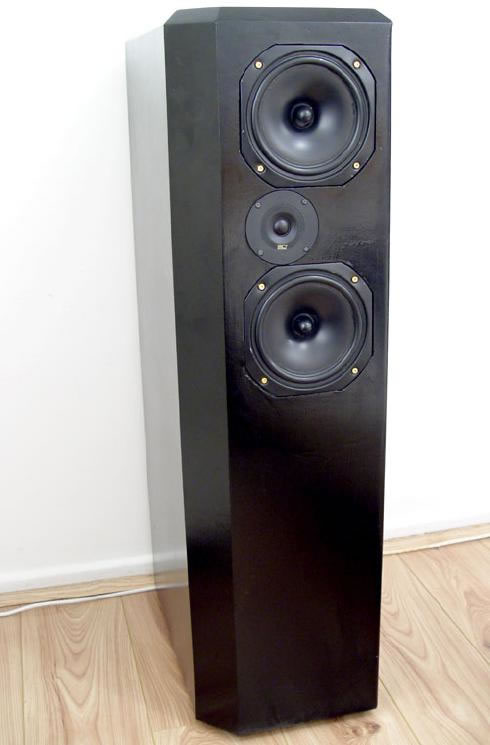 Imagens da construção de uma caixa labirinto para 200 watts Esse par de caixas labirinto é construido em MDF de 20mm para que o resultado seja um grave profundo e super redondo, como a sua profundidade gera bastante pressão sonora...